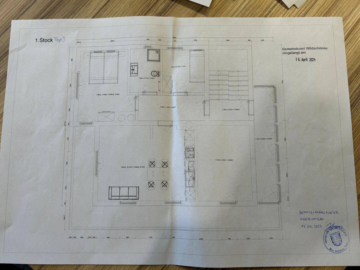 Grundriss des ersten Stocks (Top 3) zeigt eine Wohnung mit offenem Wohnbereich, zwei Bädern und Balkon.