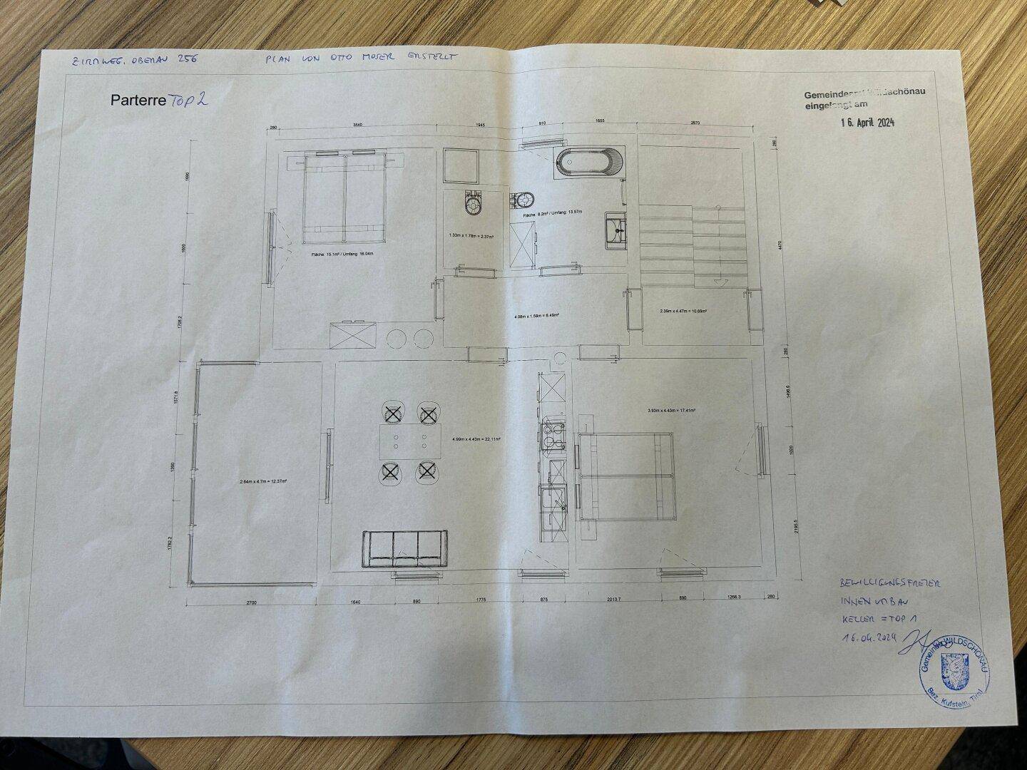 Grundriss für Parterre Top 2 mit mehreren Räumen und Badewanne.