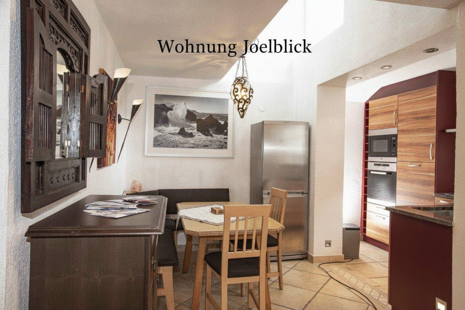 Gemütliche Küche mit Essbereich, Fliesenboden und traditioneller Dekoration.