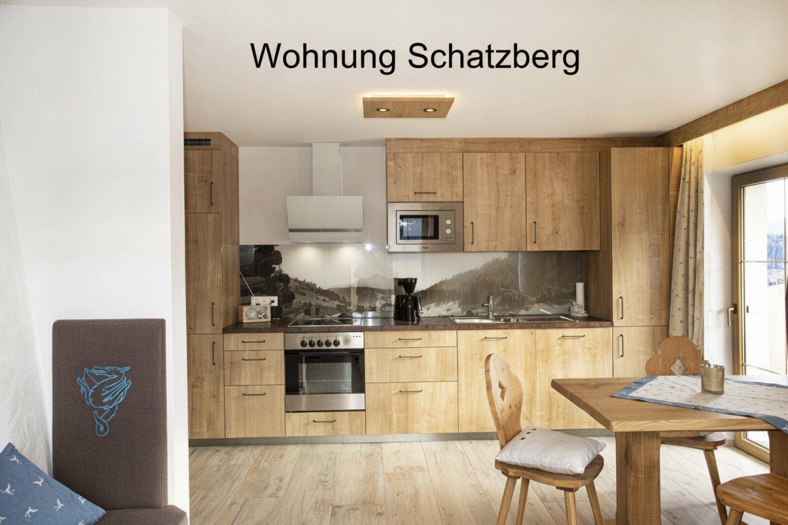 Moderne Holzküche mit integrierten Geräten und Essbereich.