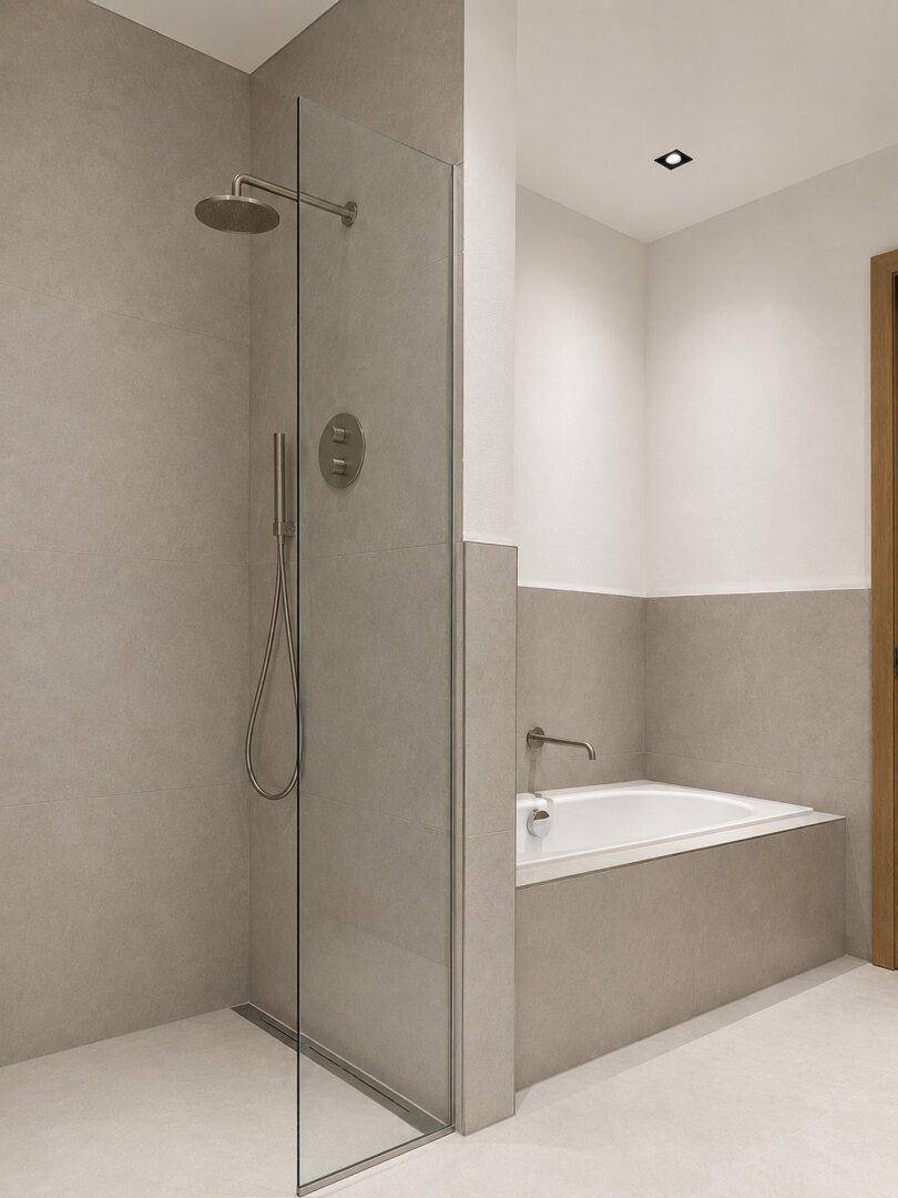 Modernes Badezimmer mit begehbarer Dusche und integrierter Badewanne in Grautönen.