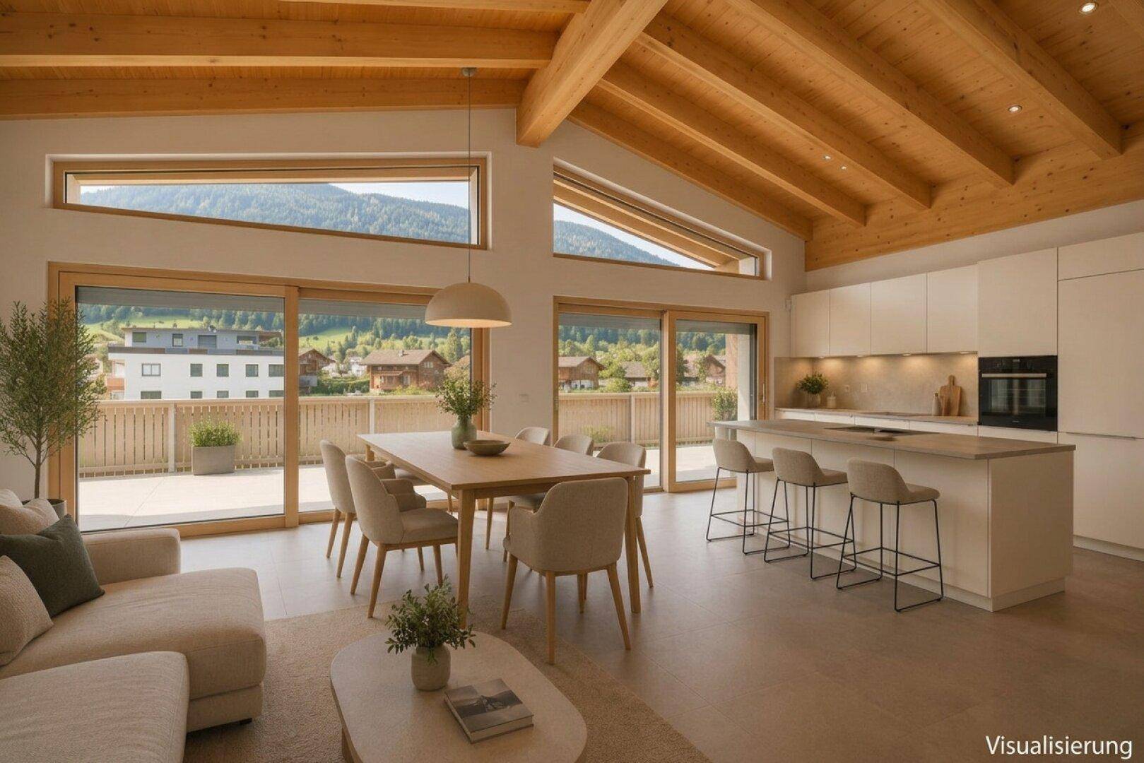 Heller offener Wohn-Essbereich mit moderner Küche, Holzbalkendecke und Panoramablick auf die Berge.