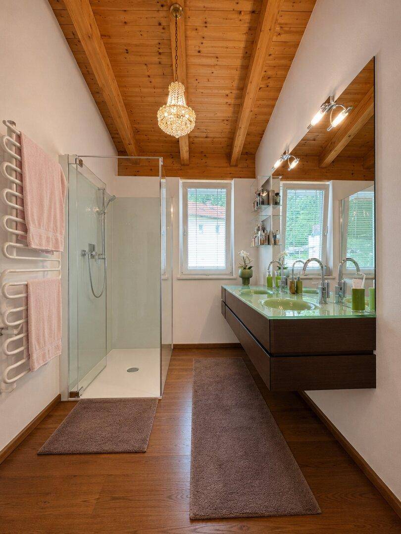 Modernes Badezimmer mit Holzbalkendecke, Doppelwaschbecken, großer Dusche und beheiztem Handtuchhalter.