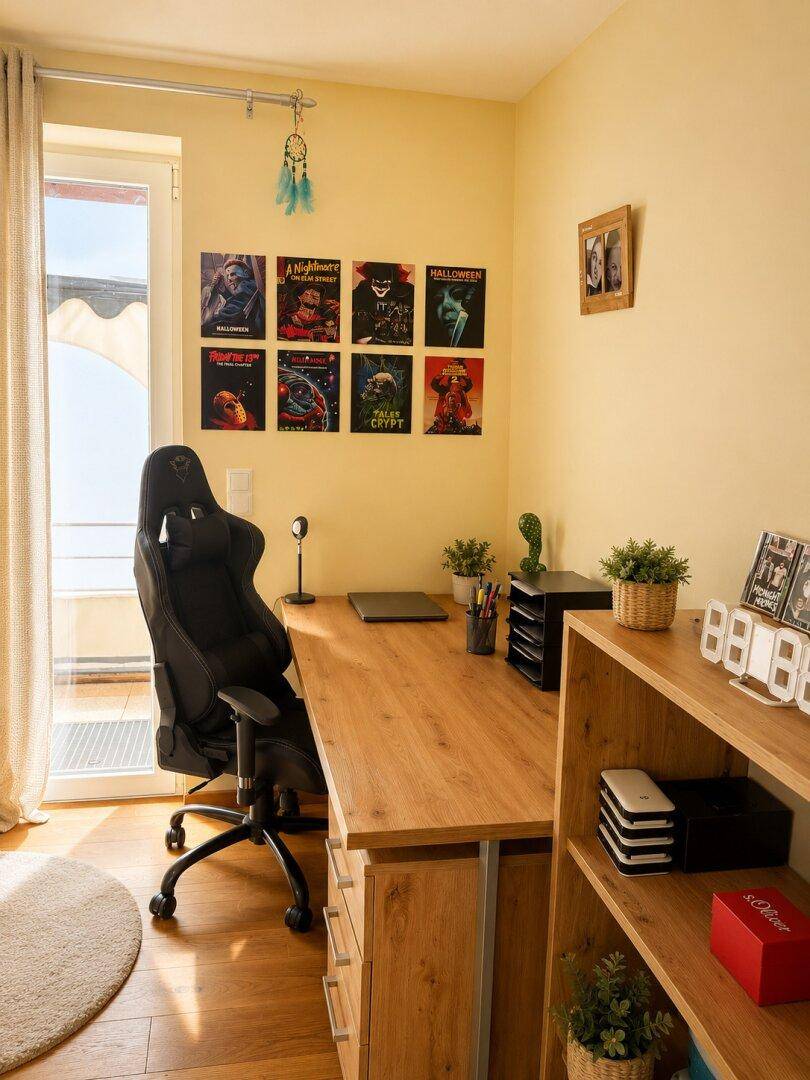 Helles Arbeitszimmer mit Schreibtisch, Holzmöbeln und Zugang zu einem kleinen Balkon.