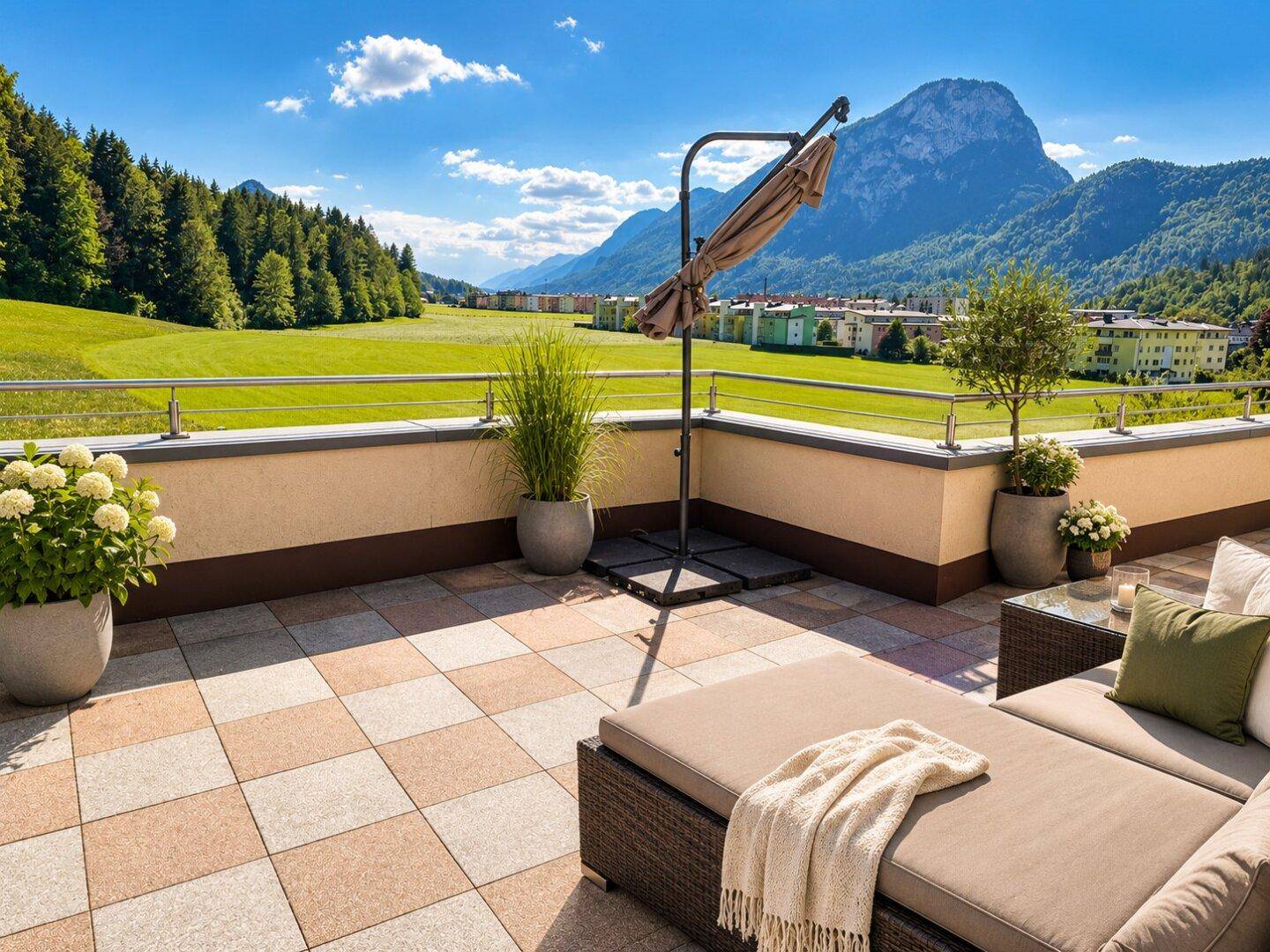 Großzügige Terrasse mit bequemen Loungemöbeln und atemberaubendem Panoramablick auf die Berge und grüne Landschaft.