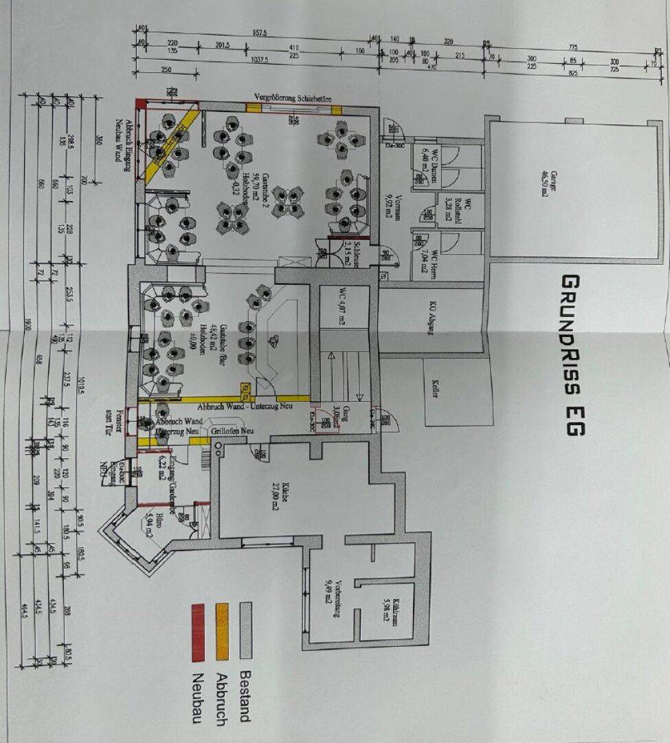 Detaillierter Grundriss des Erdgeschosses mit mehreren Speisebereichen, Toiletten und einer Küche.
