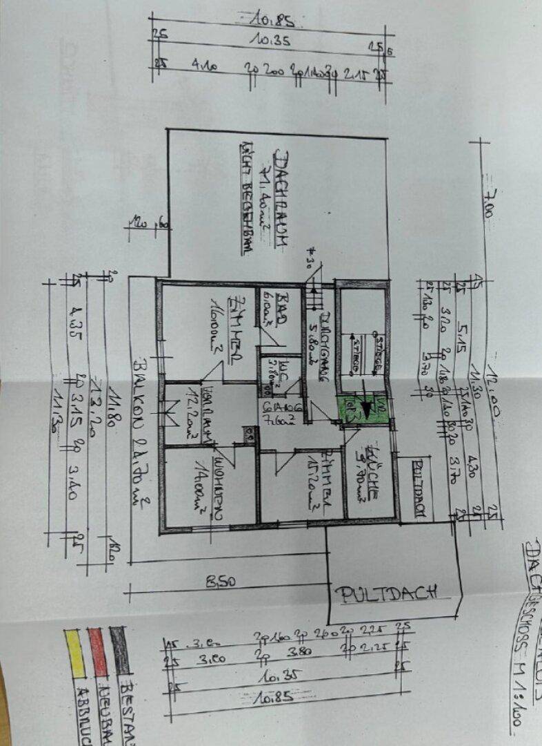 Handgezeichneter Grundriss des Dachgeschosses mit Zimmern, Bad, Küche, Balkon und Pultdach.