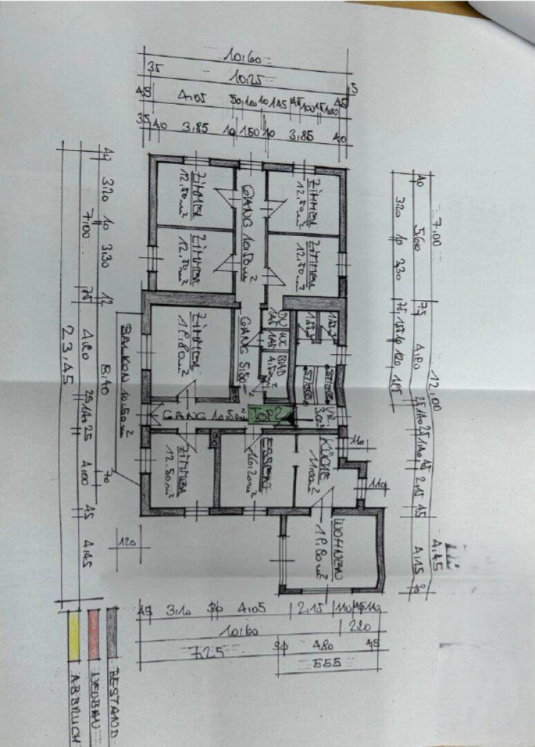 Handgezeichneter Grundriss eines Obergeschosses mit mehreren Zimmern, Bad, Küche und Balkon.