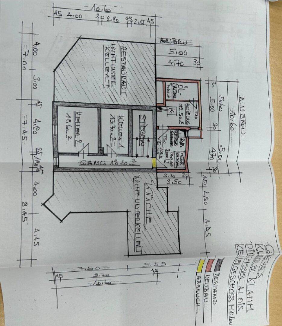 Handgezeichneter Grundriss mit Restaurant, Küche, Keller und einem geplanten Anbau des Gebäudes.