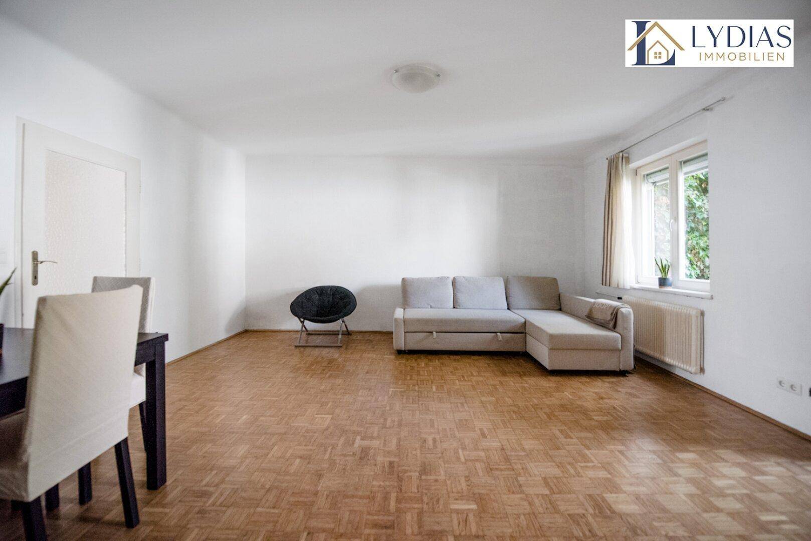 Wohnzimmer mit Balkon