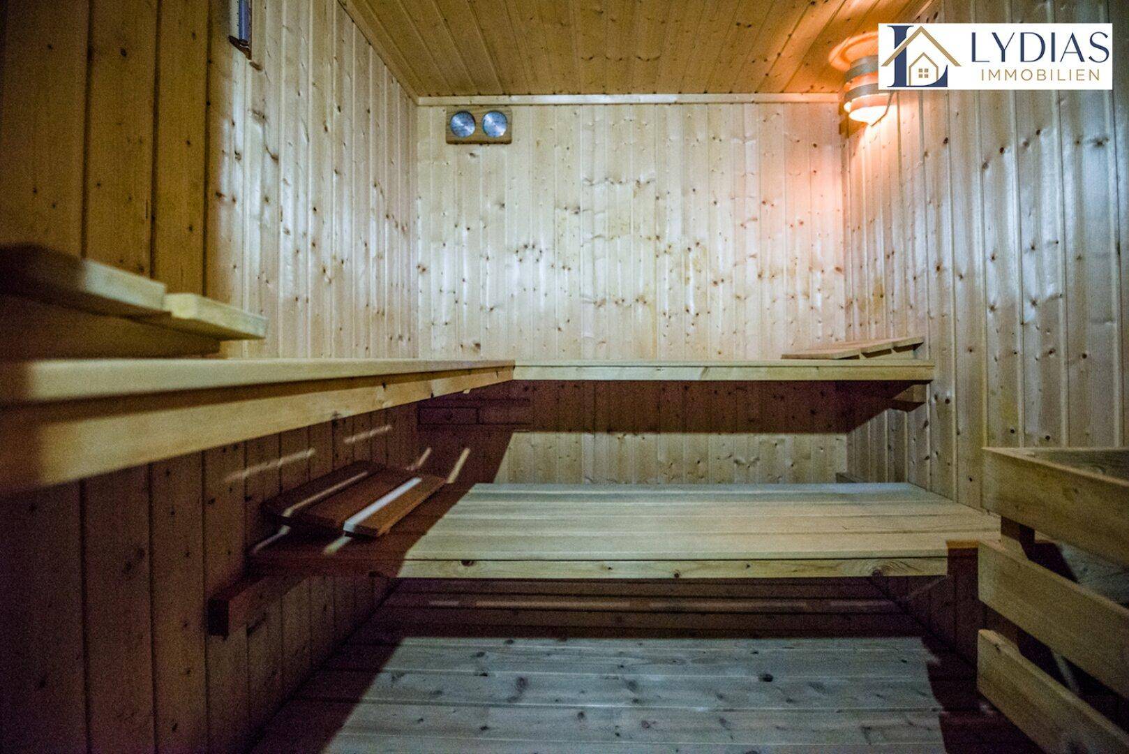 Holzvertäfelte Sauna mit Sitzbänken, bietet Entspannung und Wellness im eigenen Heim.