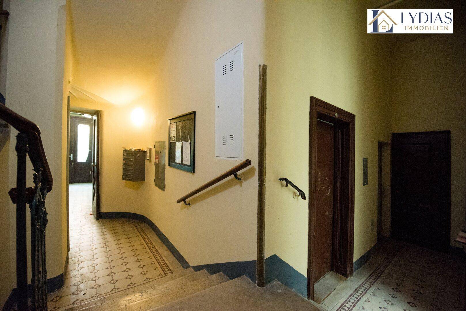 Eingangsbereich im Treppenhaus mit Zugang zum Aufzug und weiteren Wohnungen.