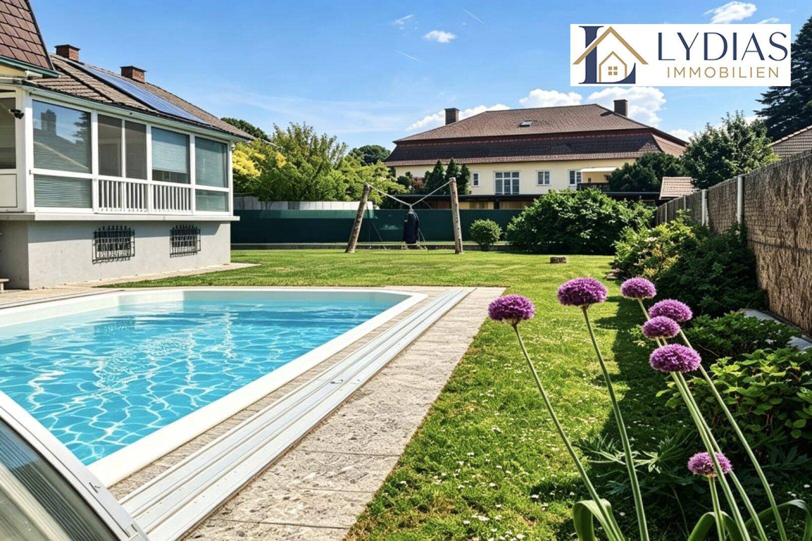 Großer Garten mit Swimmingpool, Rasenfläche und Schaukel im Hintergrund, umgeben von Grün.