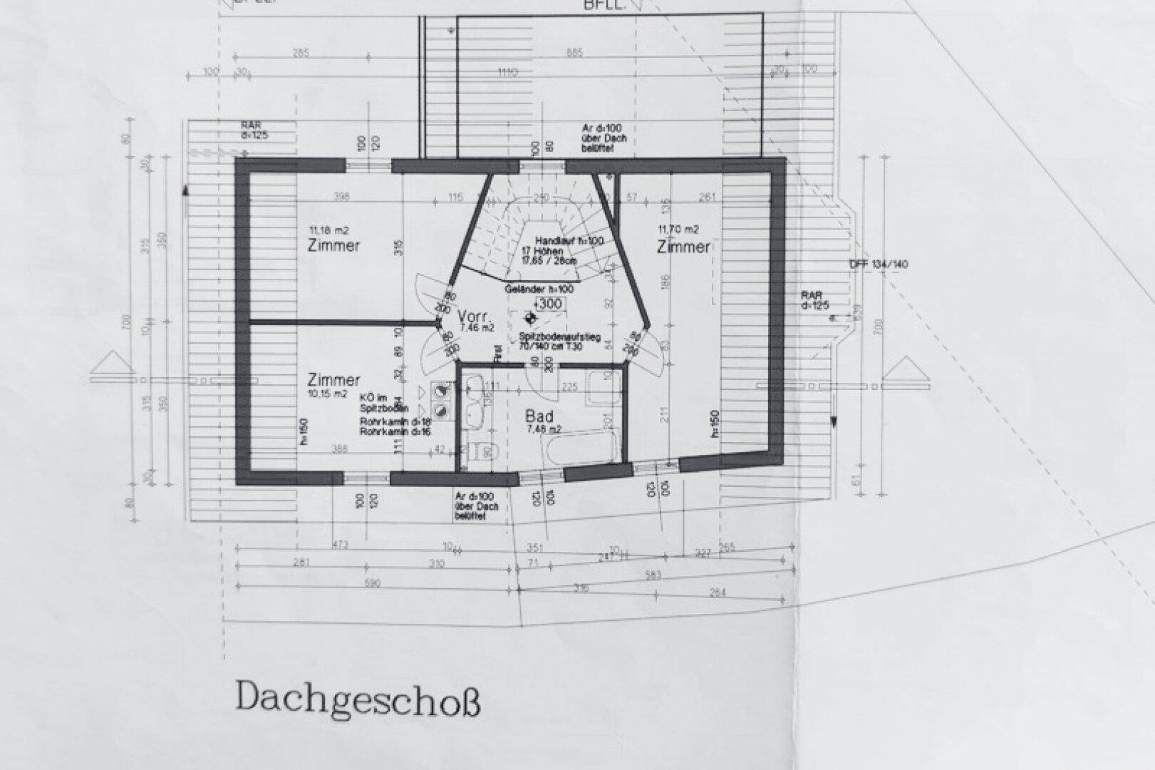Grundriss des Dachgeschosses mit zwei Zimmern und Bad.