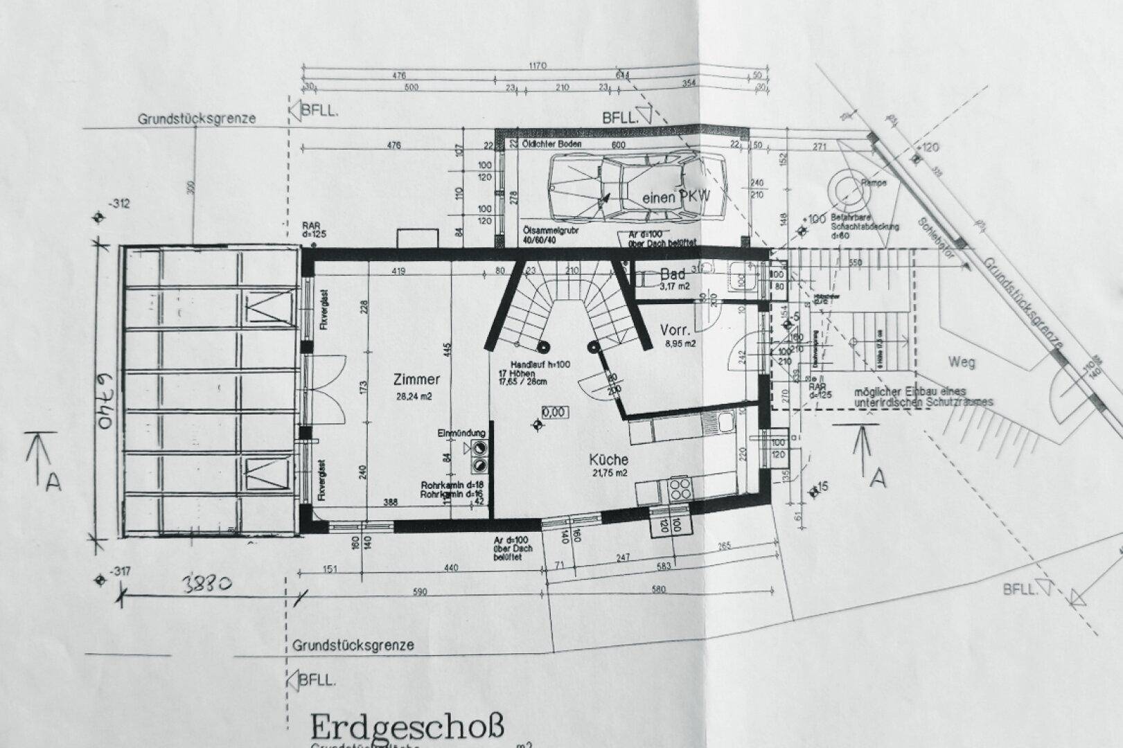 Grundriss des Erdgeschosses mit Zimmer, Küche und Garage.