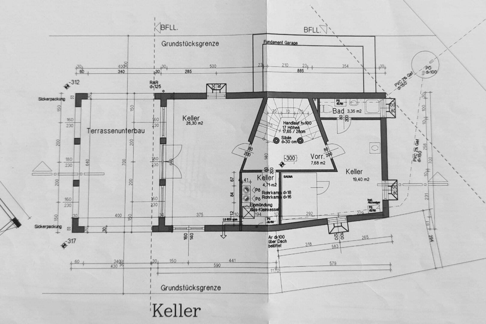 Grundriss des Kellergeschosses mit mehreren Kellerräumen, einem Badezimmer und einer Sauna. Eine Terrasse ist ebenfalls angedeutet.