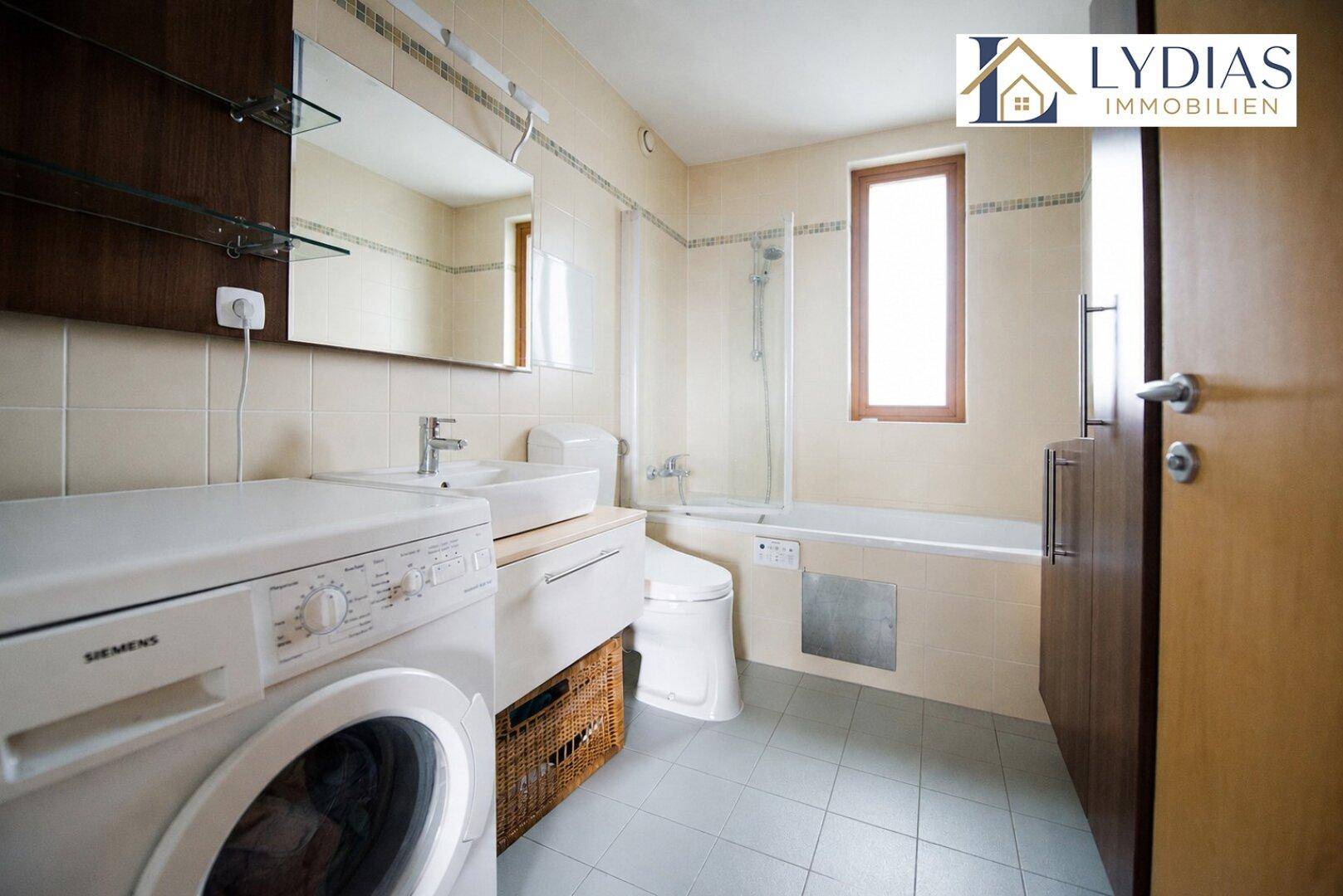 Bad mit Badewanne und WC