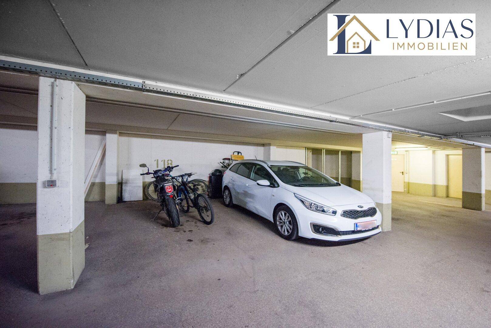 Tiefgarage mit Stellplatz für ein Auto und Motorräder, bietet sicheren und gut erhaltenen Parkraum.