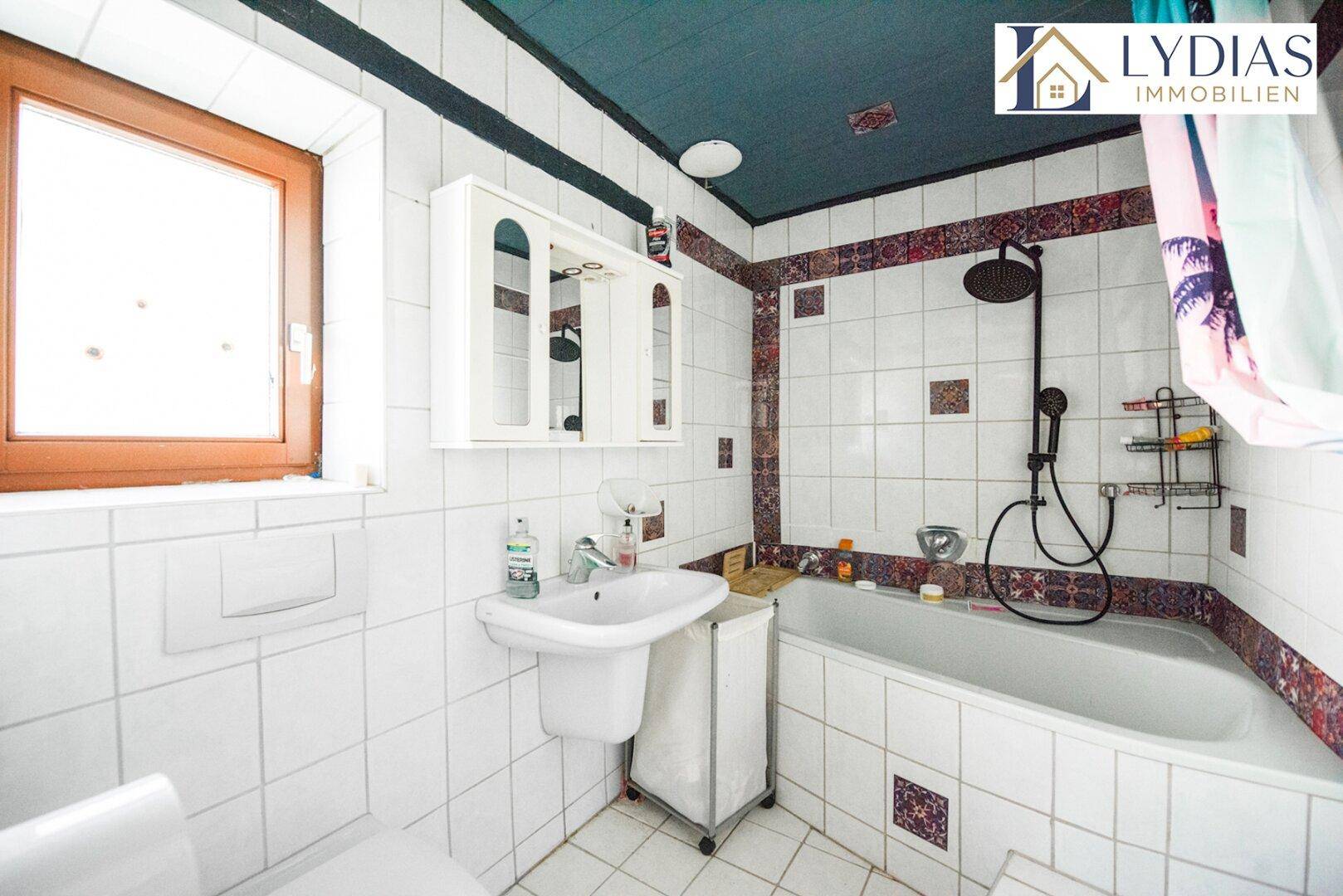 Bad mit Badewanne und WC