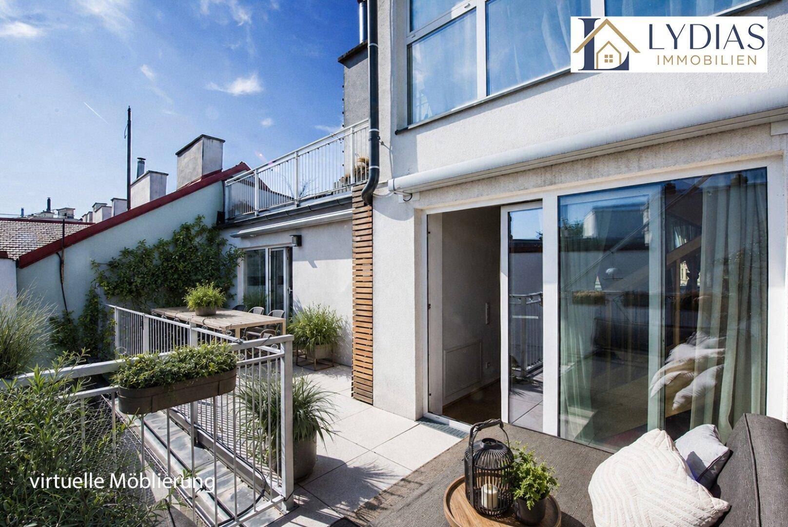 Geräumige Terrasse mit Esstisch, Pflanzen und Zugang zu den Innenräumen.