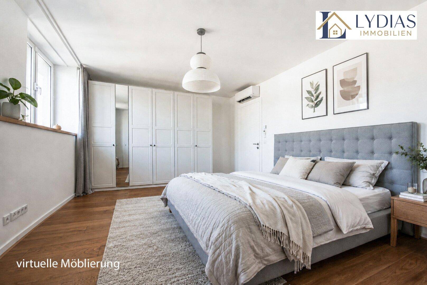 Virtuell möbliertes Schlafzimmer mit großem Bett, Einbauschränken und viel Tageslicht.