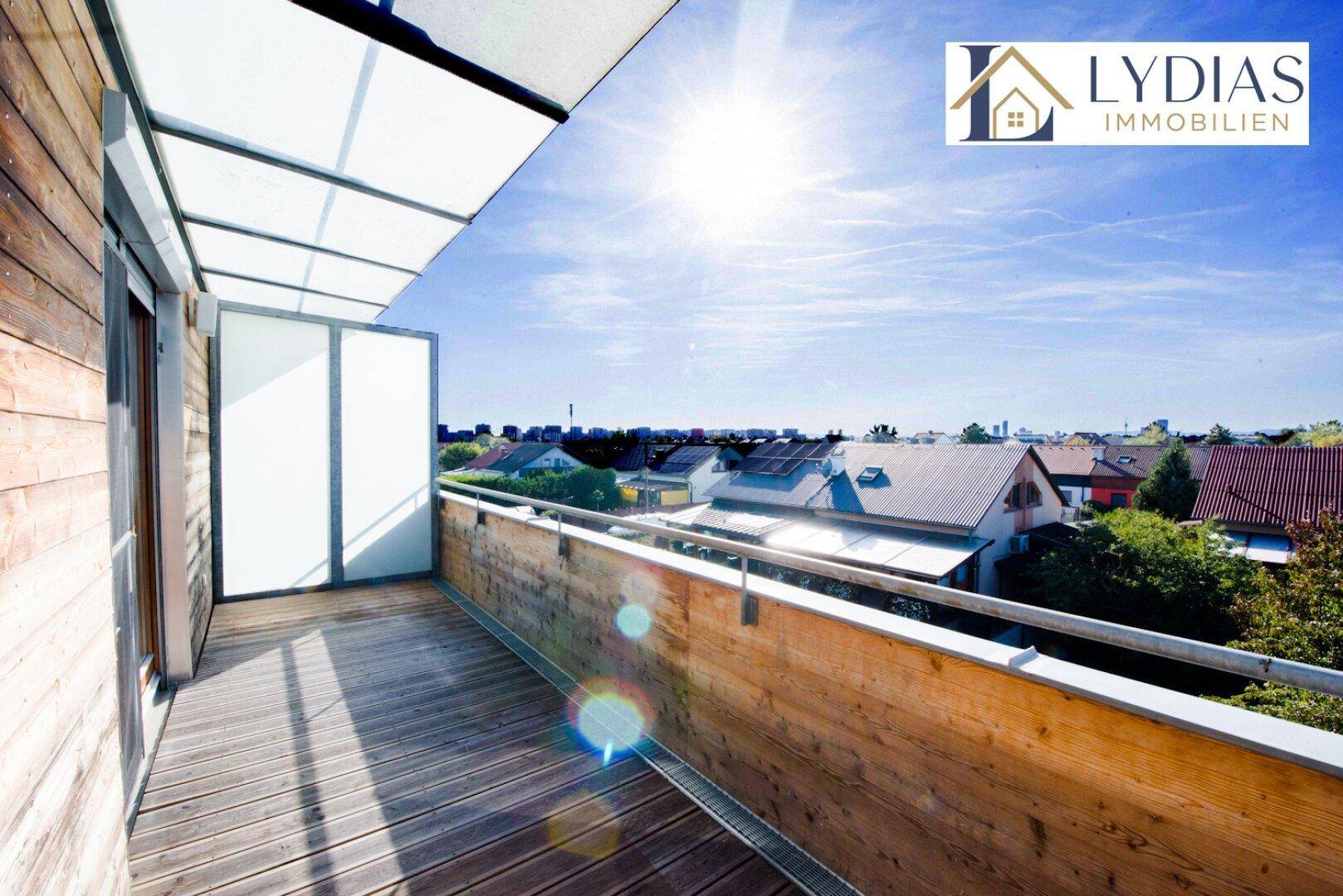 Heller Balkon mit Holzboden und Glasüberdachung, ideal für sonnige Stunden im Freien.
