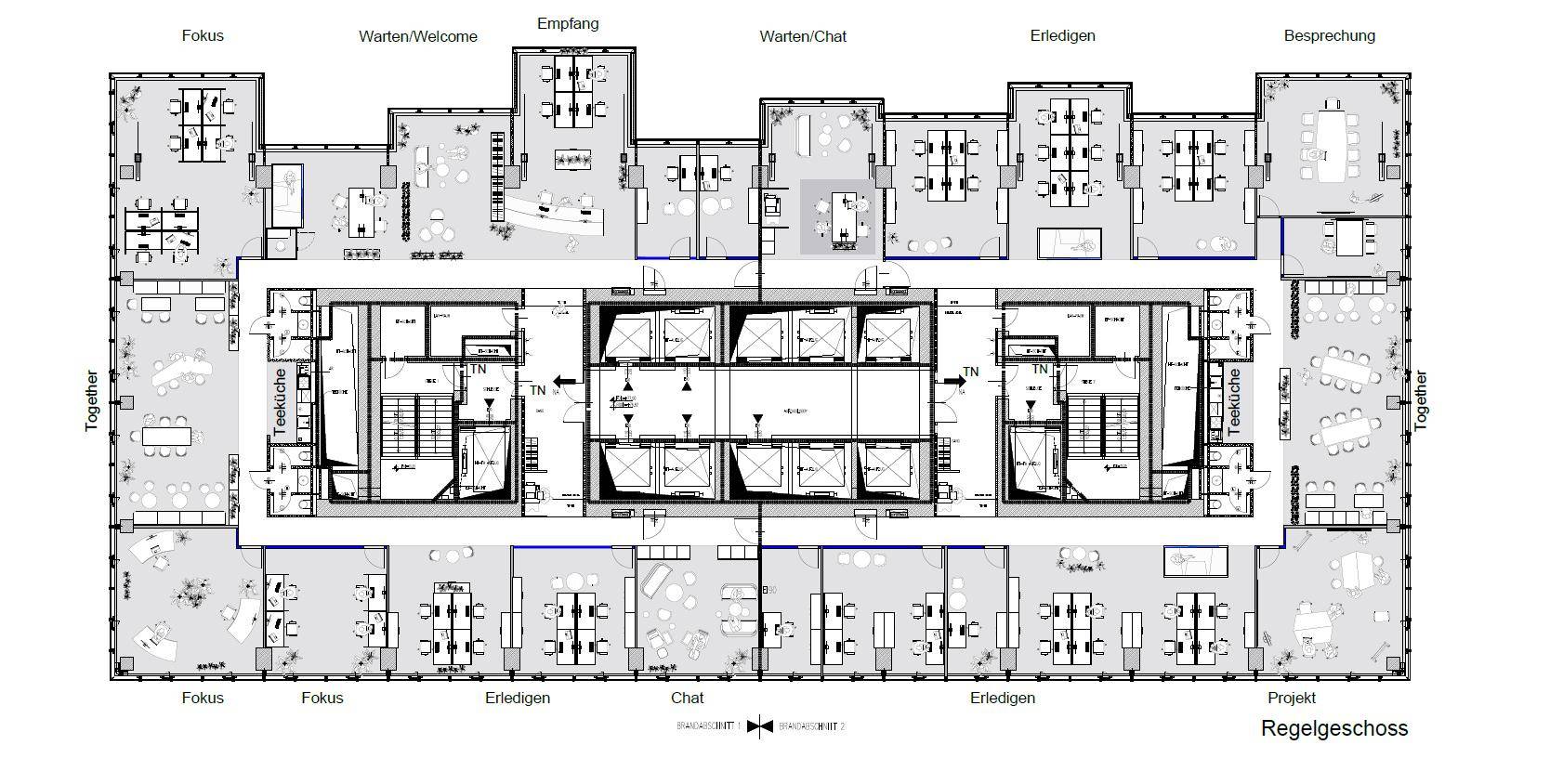 Detaillierter Grundriss einer Büroetage mit verschiedenen Arbeitsbereichen und Teeküchen.