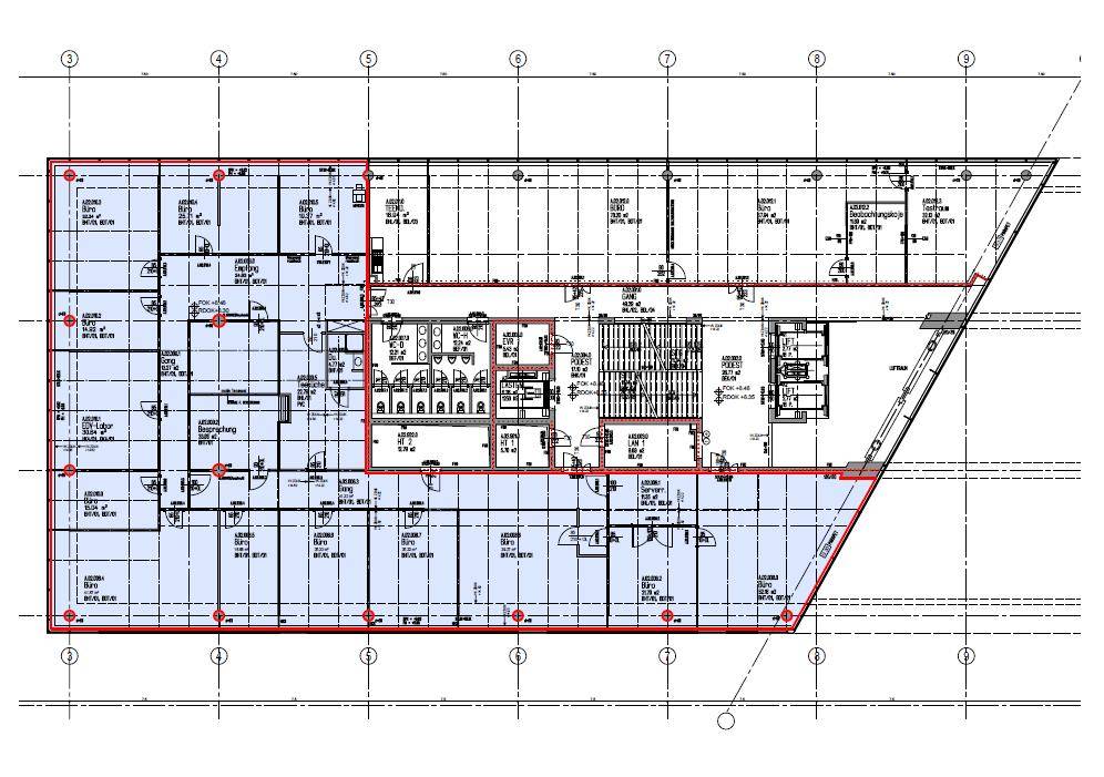 Detaillierter Grundriss einer Büroetage mit verschiedenen Raumaufteilungen und Sanitärbereichen.