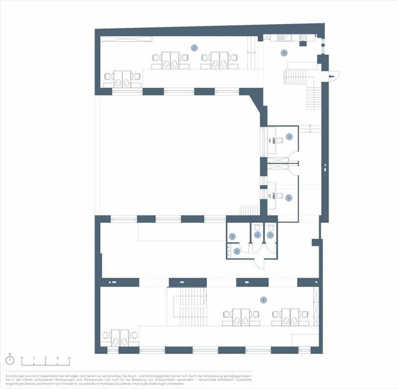 Grundriss einer Etage mit verschiedenen Büroeinheiten, einem zentralen Treppenhaus und Sanitärbereichen.