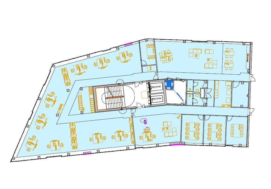 Detaillierter Grundriss einer Büroetage mit verschiedenen Arbeitsbereichen, Aufzügen und Treppenhaus.