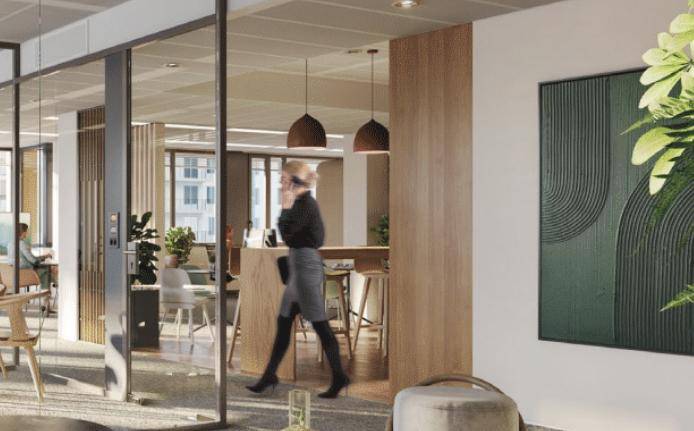 Moderner Bürobereich mit Holzakzenten, Glaswänden und stilvoller Beleuchtung.
