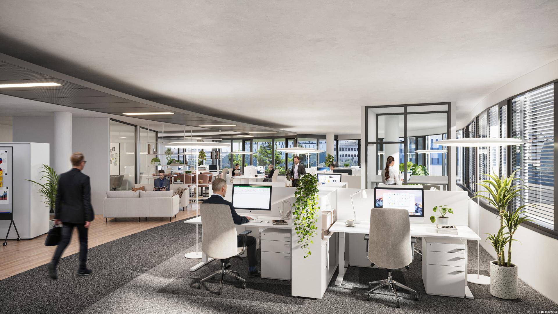 Helles Großraumbüro mit modernen Arbeitsplätzen, Pflanzen und viel Tageslicht durch große Fenster.