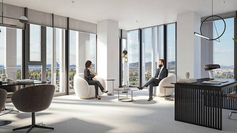 Modernes Büro mit bodentiefen Fenstern, die einen weiten Blick auf die Stadt und die umliegende Landschaft bieten.
