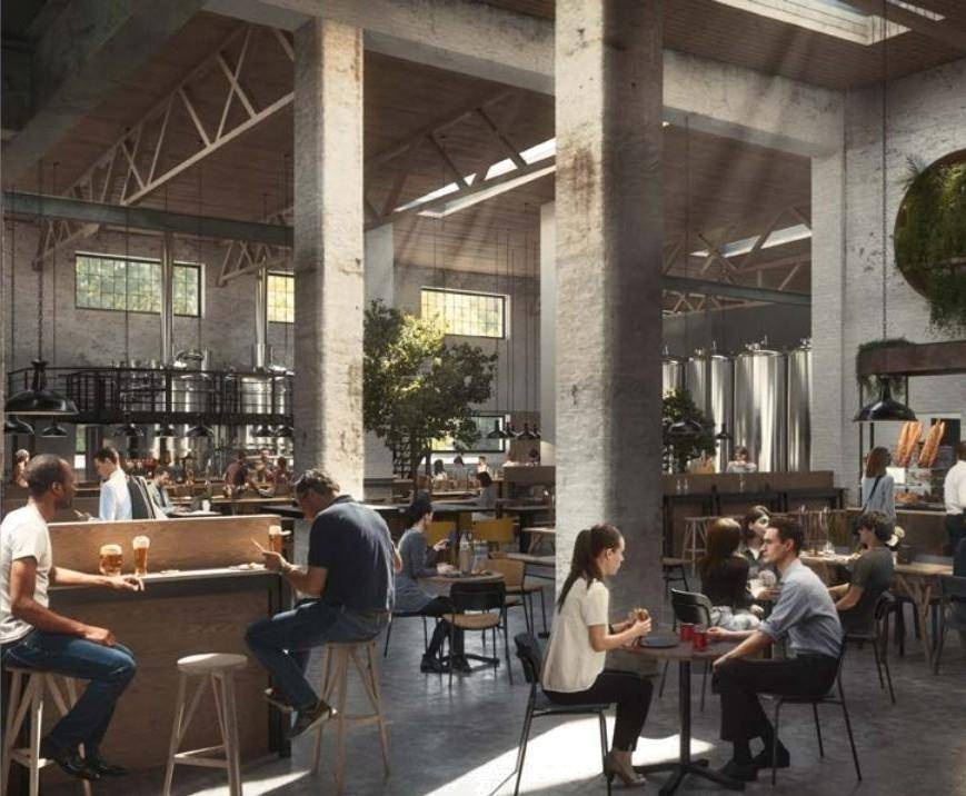 Geräumiger Innenbereich im Industriestil mit hohen Decken, sichtbaren Trägern und vielen Sitzgelegenheiten, möglicherweise eine Brauerei oder ein Restaurant.