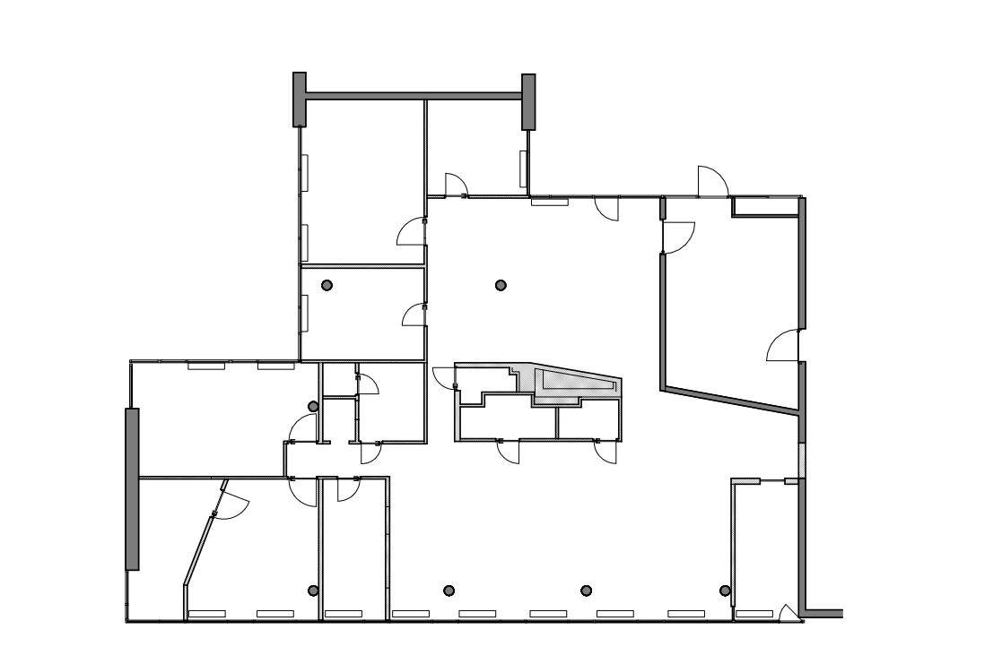 Grundriss einer Etage mit mehreren Büroräumen und einem zentralen Bereich, zeigt die Raumaufteilung.