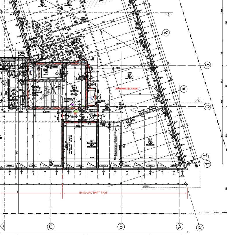 Detaillierter Grundriss eines Bürogebäudes mit verschiedenen Räumen, offenem Layout und technischen Installationen.