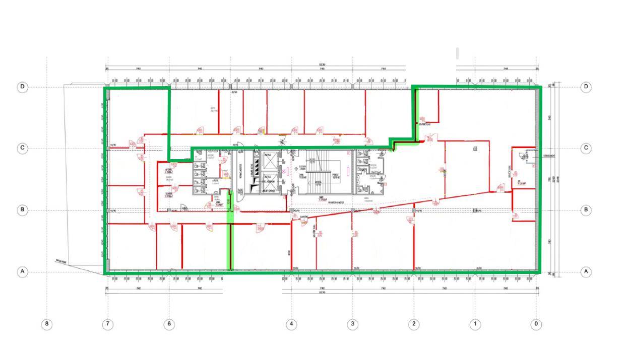 Detaillierter Grundriss einer Etage mit zahlreichen Räumen, einem zentralen Treppenhaus und Aufzug.