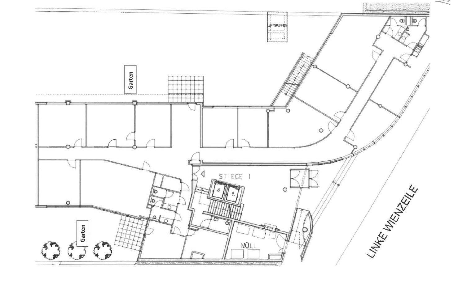 Grundrissplan eines Gebäudes mit mehreren Büroräumen, Treppenhaus und Zugang zu Gartenbereichen.