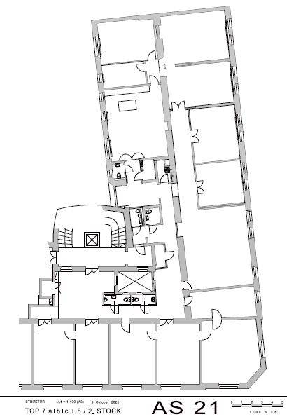 Detaillierter Grundriss einer Etage mit mehreren Räumen und einem Treppenhaus.