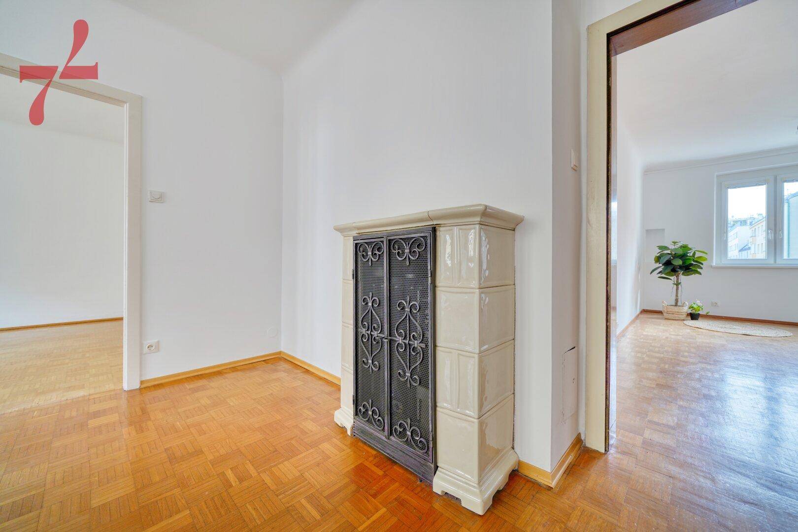 Zimmer 1 mit Blick in den Wohnraum