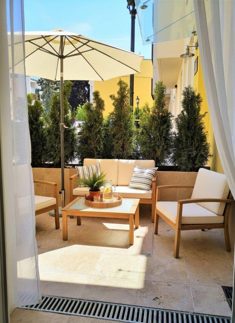 Terrasse mit Möblierungsvorschlag KI