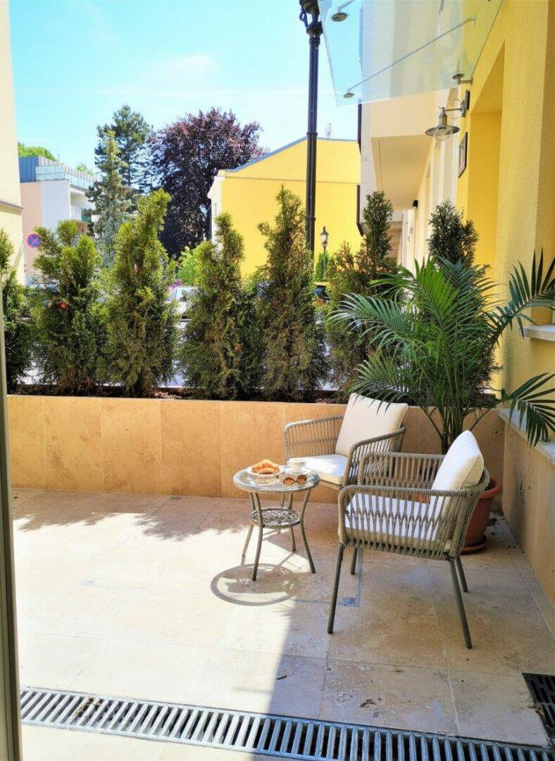 Terrasse mit Möblierungsvorschlag KI