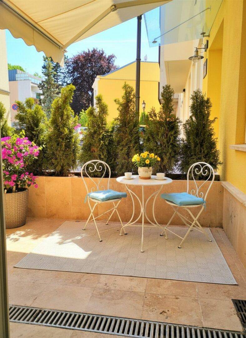 Terrasse mit Möblierungsvorschlag KI