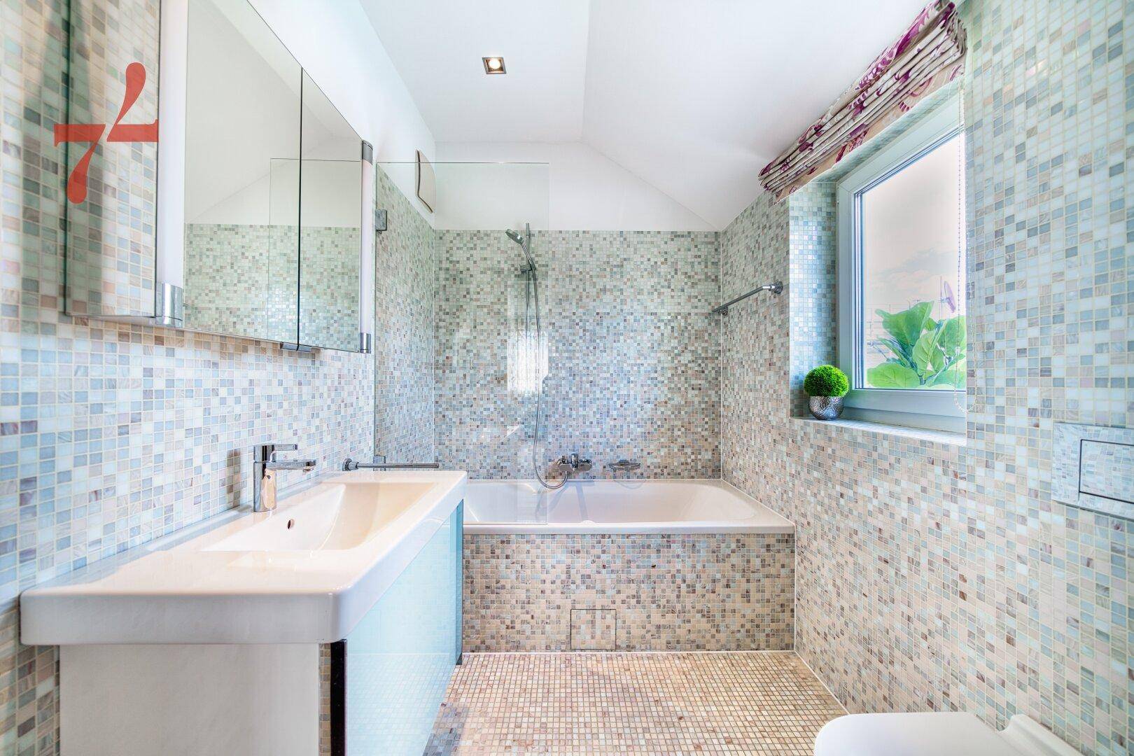 En Suite Bathroom to Room 2