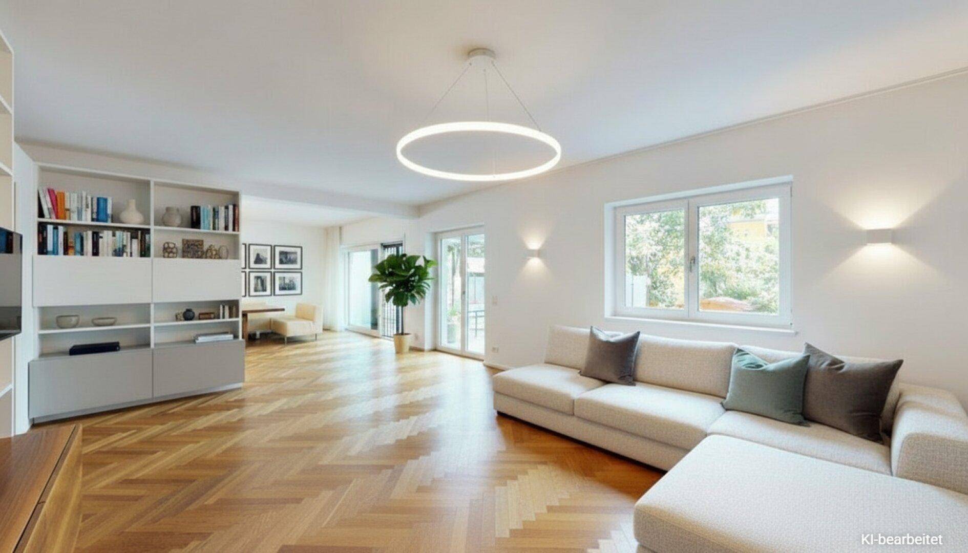 Großzügiges Wohnzimmer mit Eichenparkett, integriertem Bücherregal und viel Tageslicht durch große Fenster.