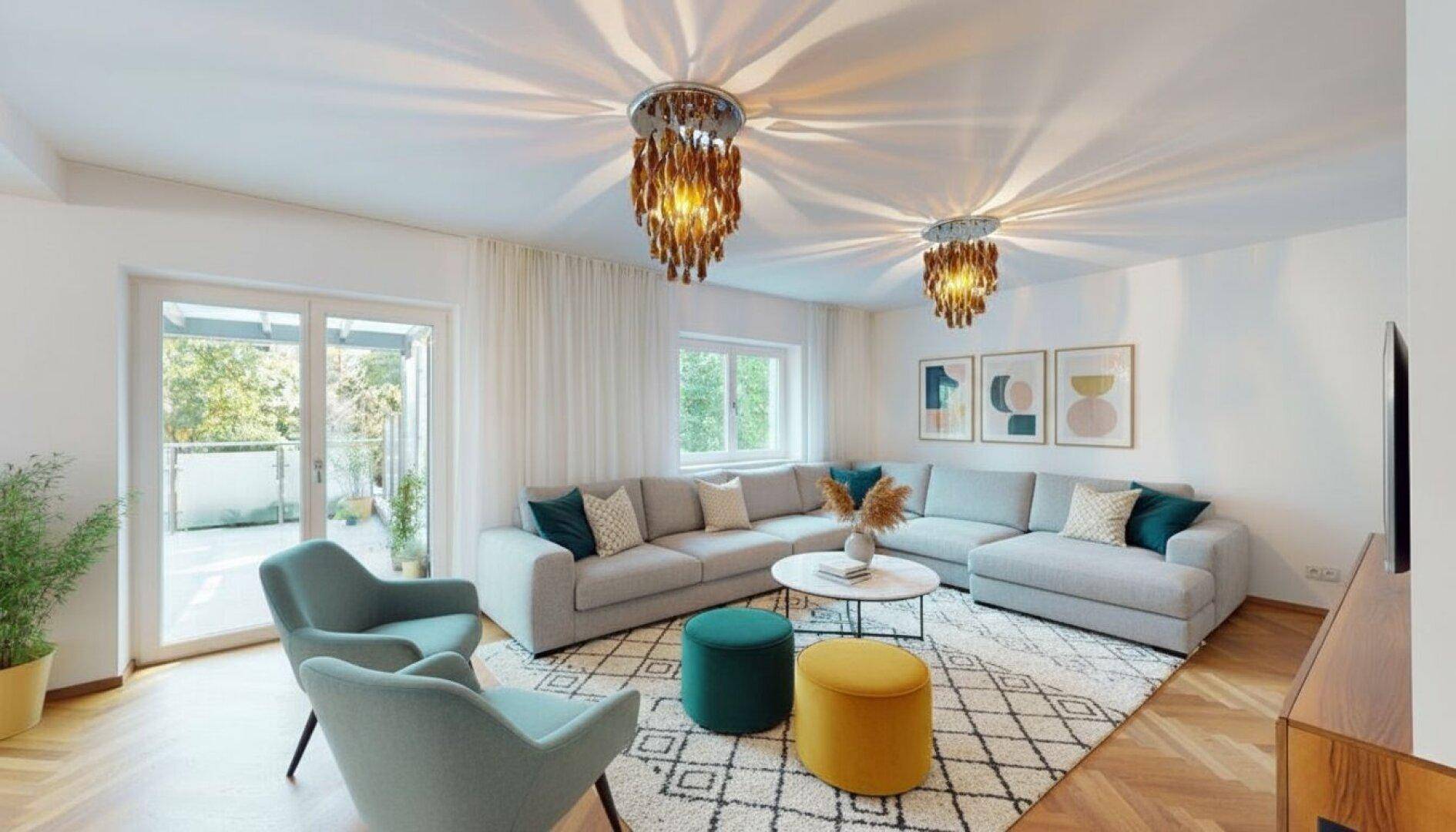 Modern eingerichtetes Wohnzimmer mit Parkettboden, farbigen Akzenten und Zugang zu einem Außenbereich.