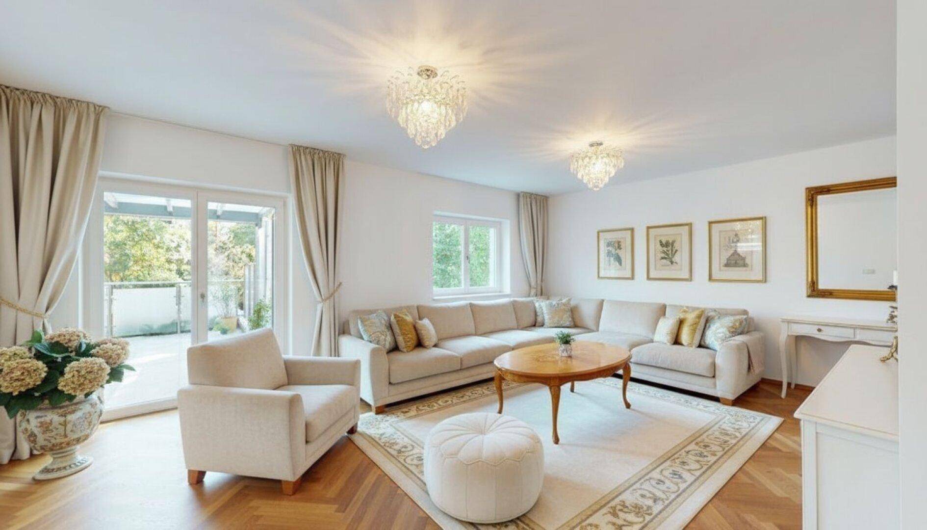 Helles Wohnzimmer mit eleganten Möbeln, Parkettboden und Zugang zu einem Balkon.