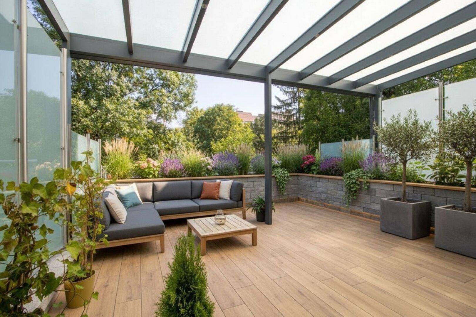 Stilvolle überdachte Terrasse mit Holzboden, bequemen Sitzgelegenheiten und üppiger Bepflanzung.