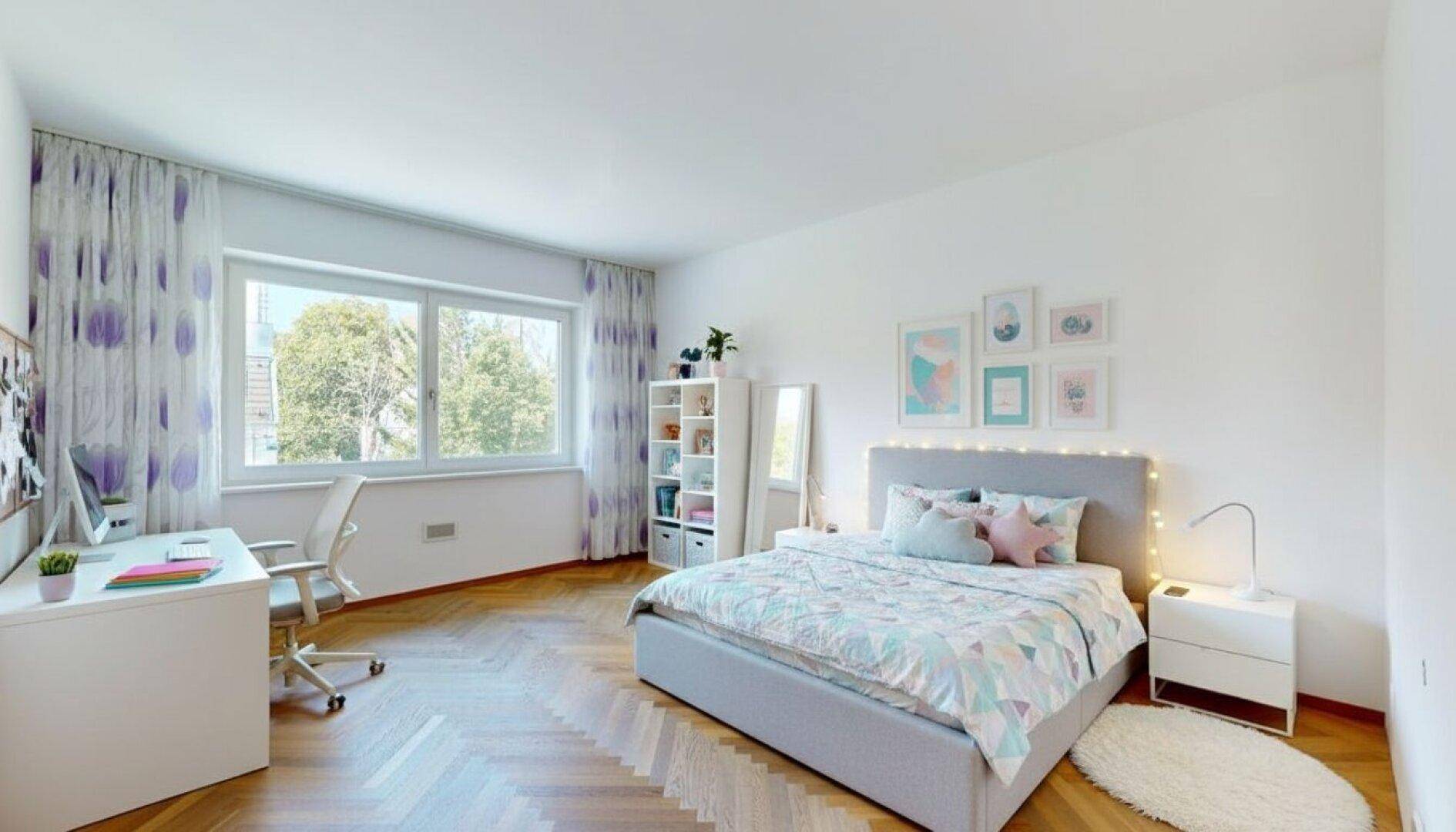 Helles Kinderzimmer mit Parkettboden, großem Fenster und farbenfroher, moderner Dekoration.