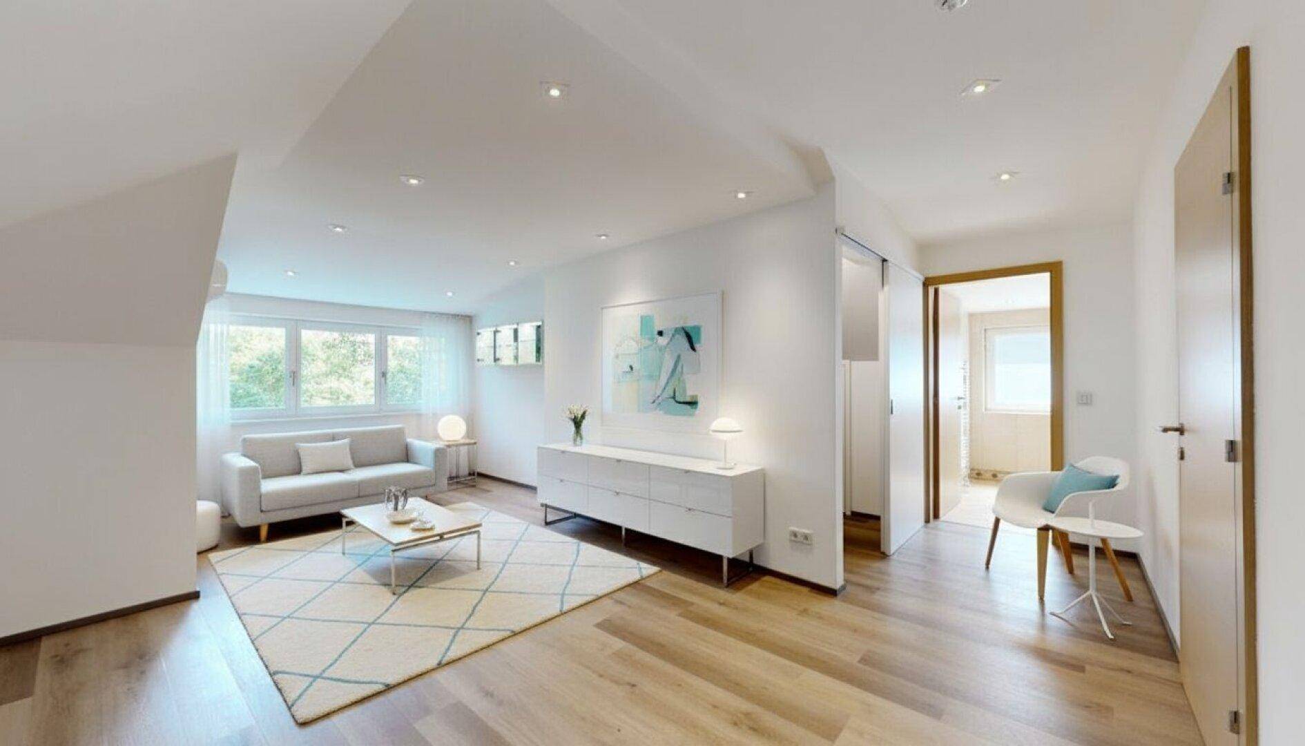 Geräumiges Wohnzimmer im Dachgeschoss mit großen Fenstern, Laminatboden und moderner Einrichtung.